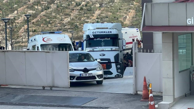 Yakıt tankerinin içinde yakalanan 52 düzensiz göçmenden 2'si havasızlıktan hayatını kaybetti Yakıt tankerinin içinde yakalanan 52 düzensiz göçmenden 2'si havasızlıktan hayatını kaybetti