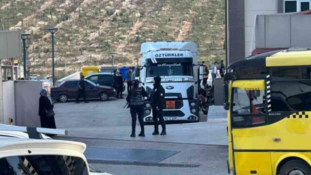 Yakıt tankerinin içinde yakalanan 52 düzensiz göçmenden 2'si havasızlıktan hayatını kaybetti Yakıt tankerinin içinde yakalanan 52 düzensiz göçmenden 2'si havasızlıktan hayatını kaybetti