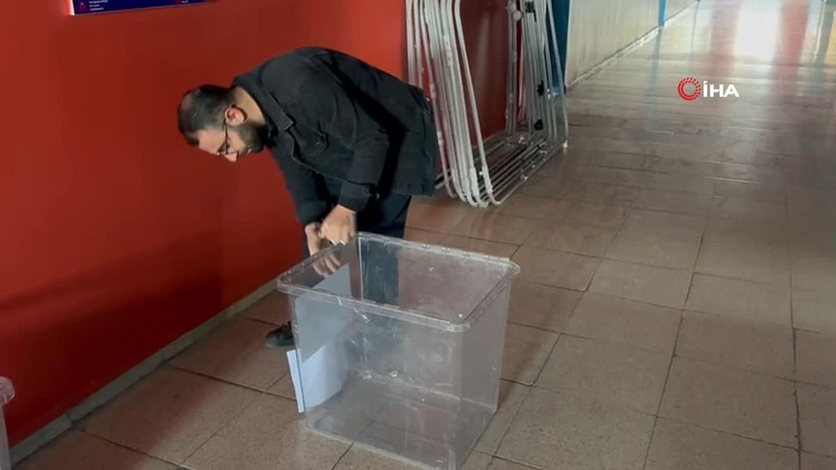 Yüksekova\'da sandıklar okullara yerleştirildi