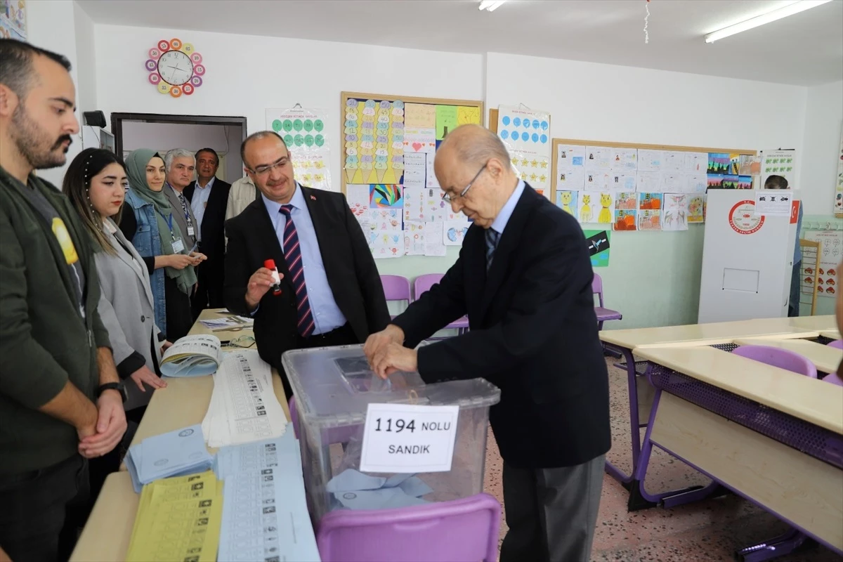 Ahmet Necdet Sezer, Gölbaşı\'nda oy kullandı