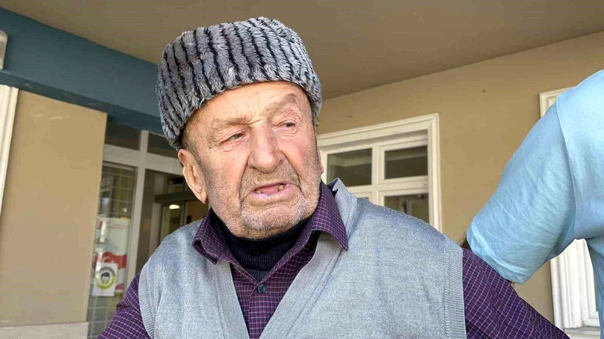 91 yaşındaki vatandaş, kolundan tutularak sandıkta oy kullandı