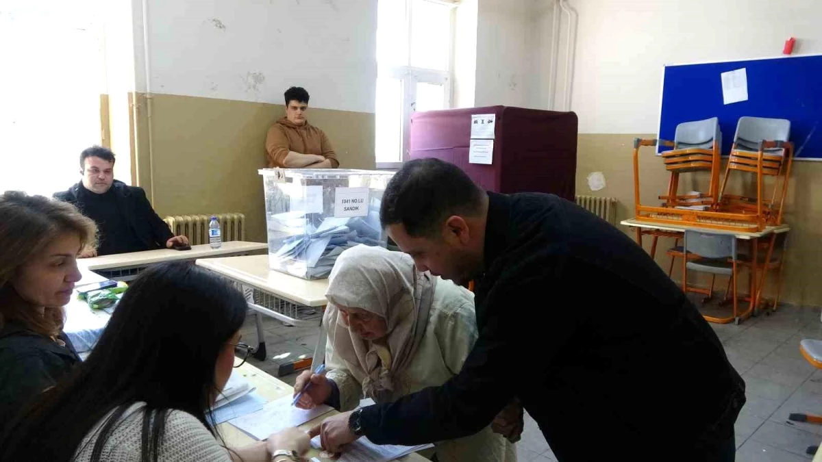 93 yaşındaki Saime Bodur, oy kullanırken yardım aldı