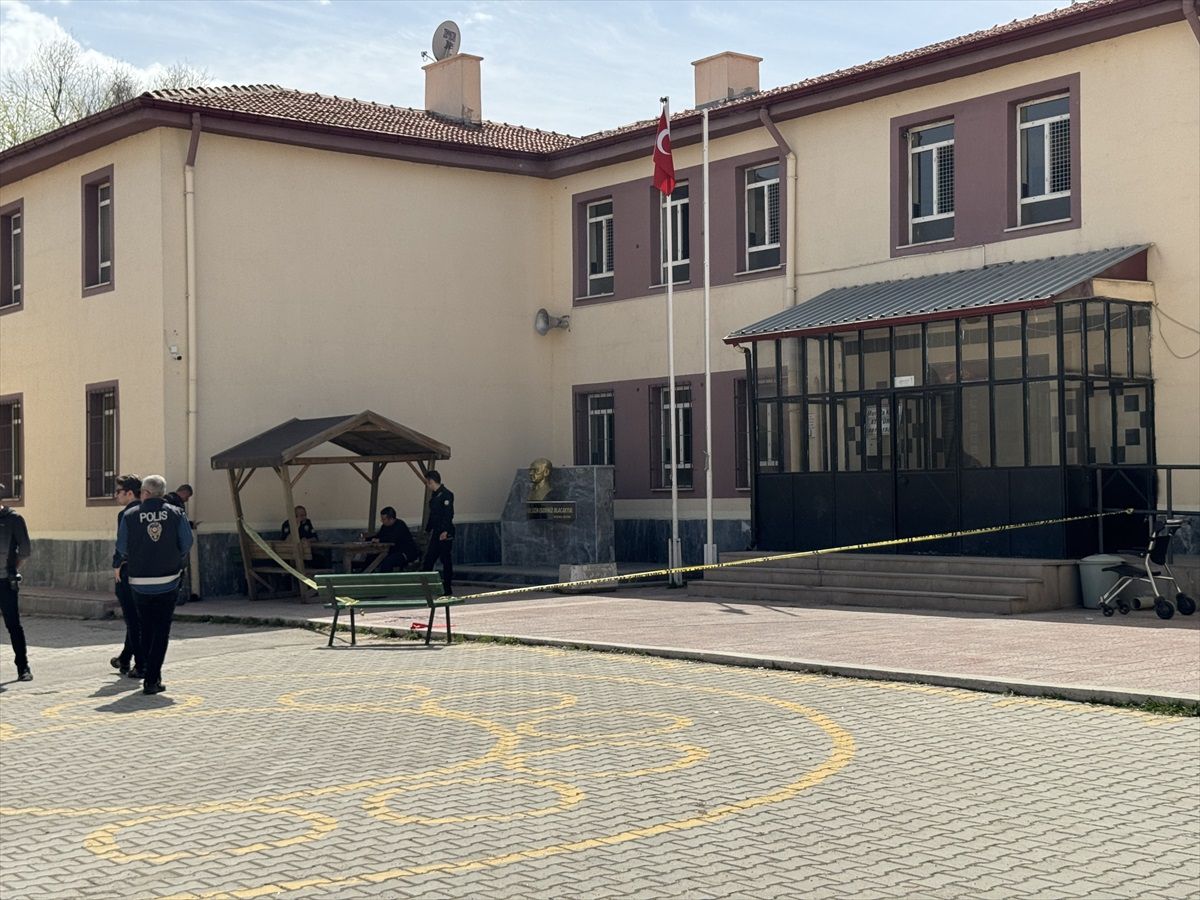 Afyonkarahisar\'da Mahalle Muhtarı Bıçakla Yaralandı