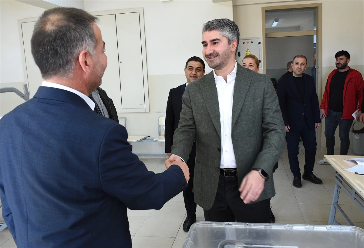 Aile ve Sosyal Hizmetler Bakan Yardımcısı Zafer Tarıkdaroğlu, Erzurum\'da oy kullandı