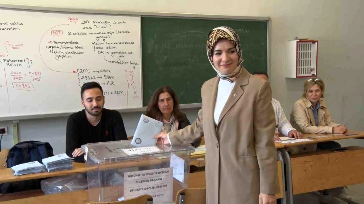 Aile ve Sosyal Hizmetler Bakanı Mahinur Özdemir Göktaş, Gazi Anadolu Lisesi\'nde oyunu kullandı