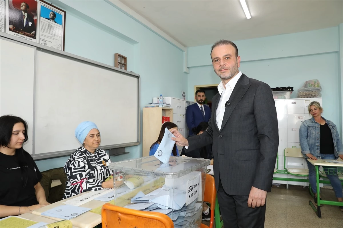 AK Parti Adana İl Başkanı Ozan Gülaçtı, oy kullanmak için sandık başına gitti