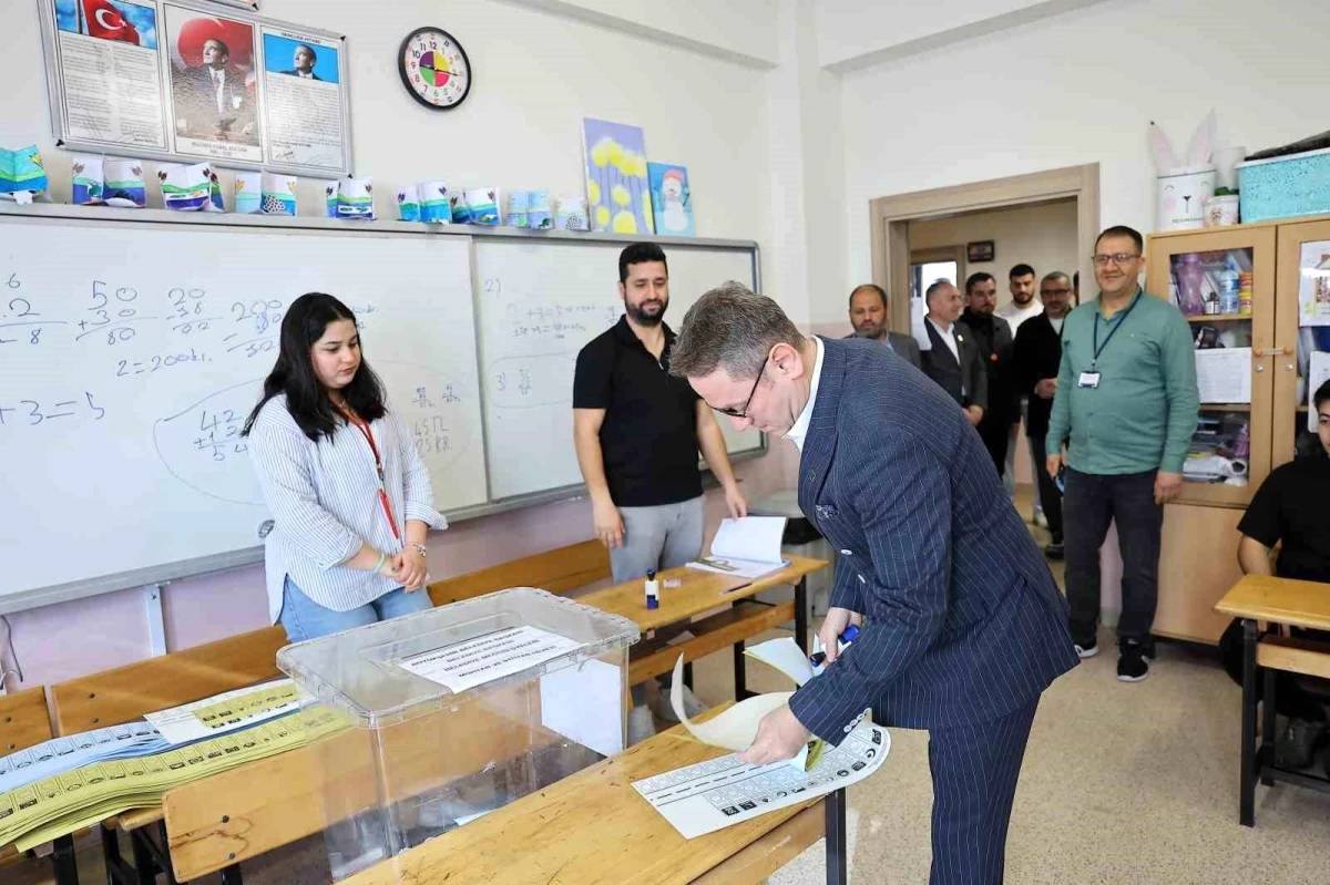 AK Parti Başakşehir Belediye Başkan Adayı Yasin Kartoğlu, oy kullandı