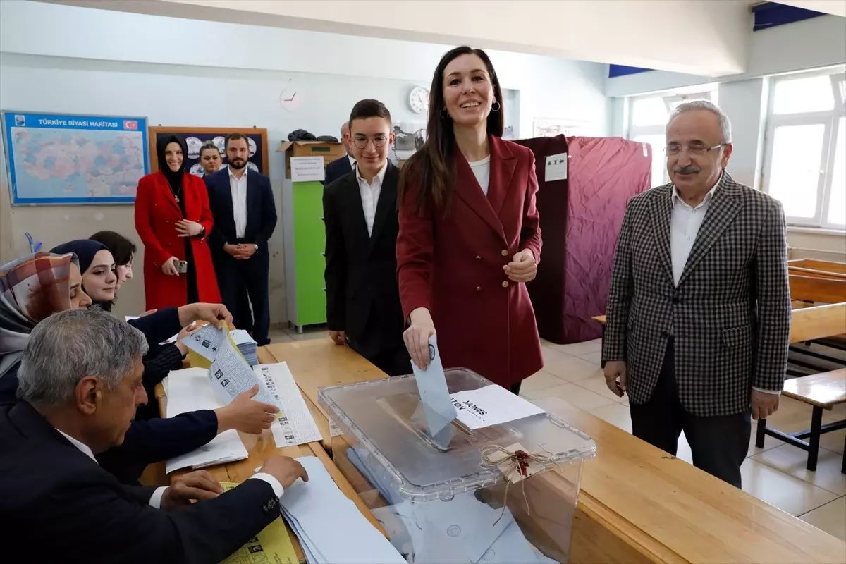 AK Parti Genel Başkan Yardımcısı Çiğdem Karaaslan, Samsun\'da oyunu kullandı