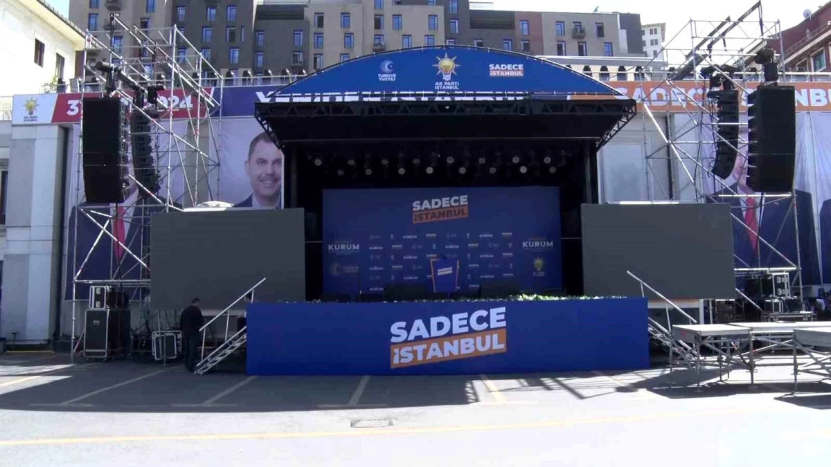 İstanbul\'da seçim sonuçlarını takip etmek için AK Parti İl Başkanlığı önünde sahne kuruldu