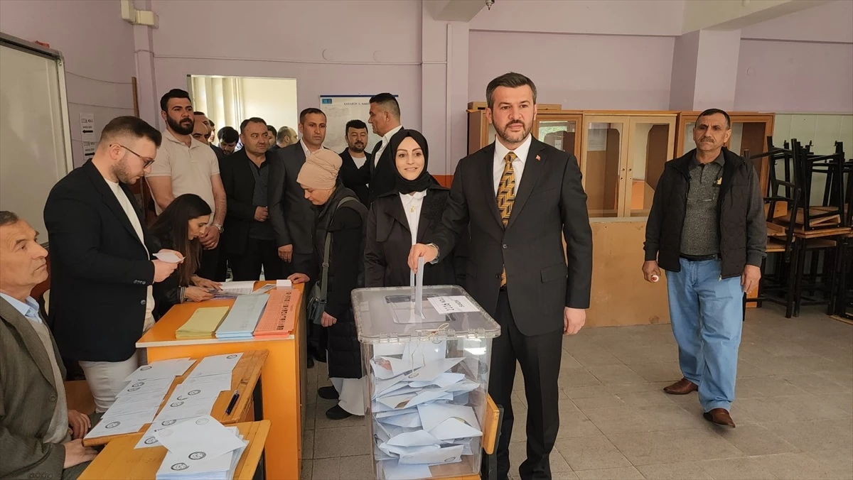 AK Parti Karabük İl Başkanı Ferhat Salt ve Belediye Başkan adayı Özkan Çetinkaya oylarını kullandı