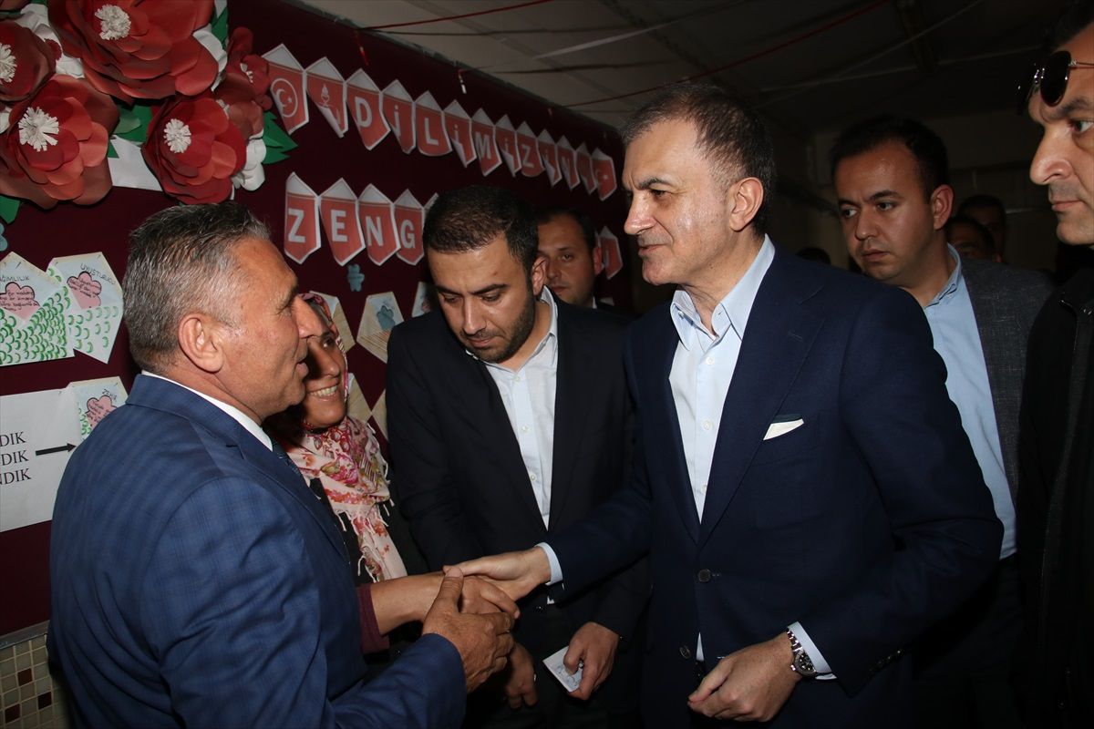 AK Parti Genel Başkan Yardımcısı Ömer Çelik, oyunu mezun olduğu ilkokulda kullandı