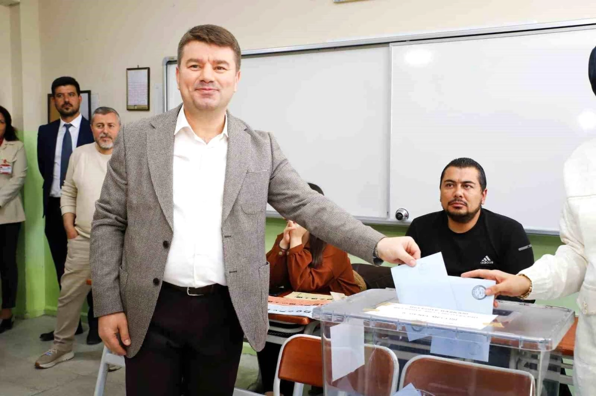 Aksaray Belediye Başkanı Evren Dinçer ve eşi oy kullandı