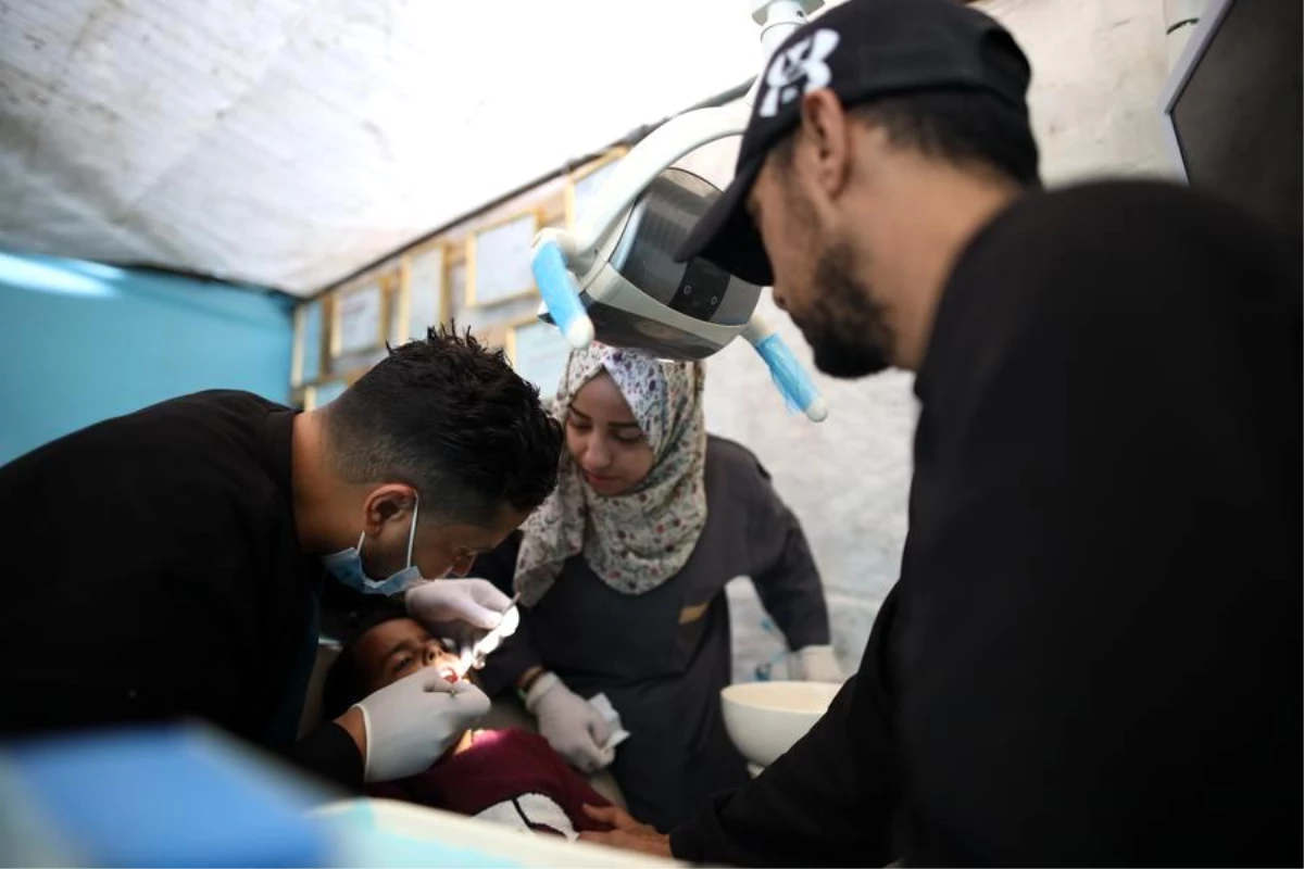 Gazze\'de Diş Hekimi, Mülteci Kampında Yardım İçin Çadır Klinik Kurdu