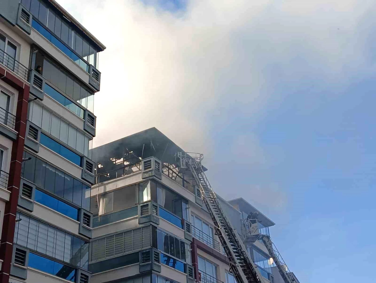 Ankara\'da 7 katlı apartmanın çatısında yangın çıktı