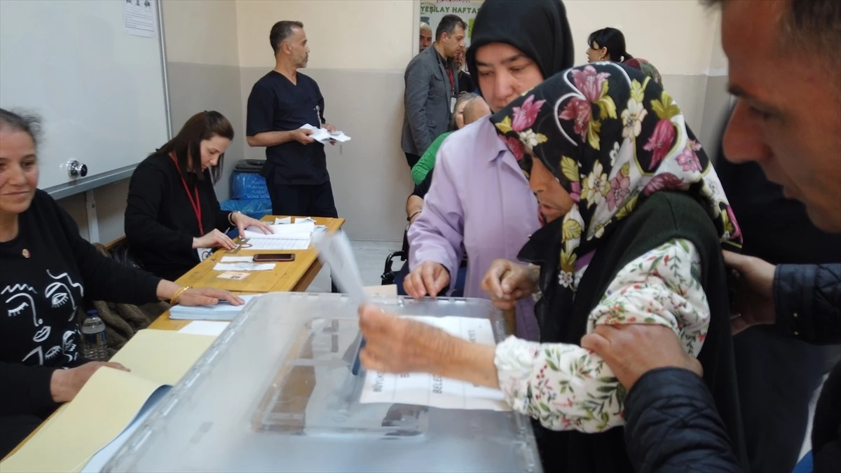 Ankara\'nın Çubuk ilçesinde huzurevi sakinleri sandık başına gitti