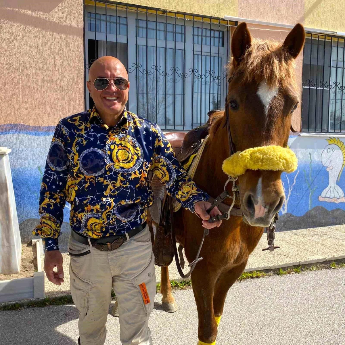 İzmir\'de binicilik antrenörü atıyla oy kullanmaya gitti