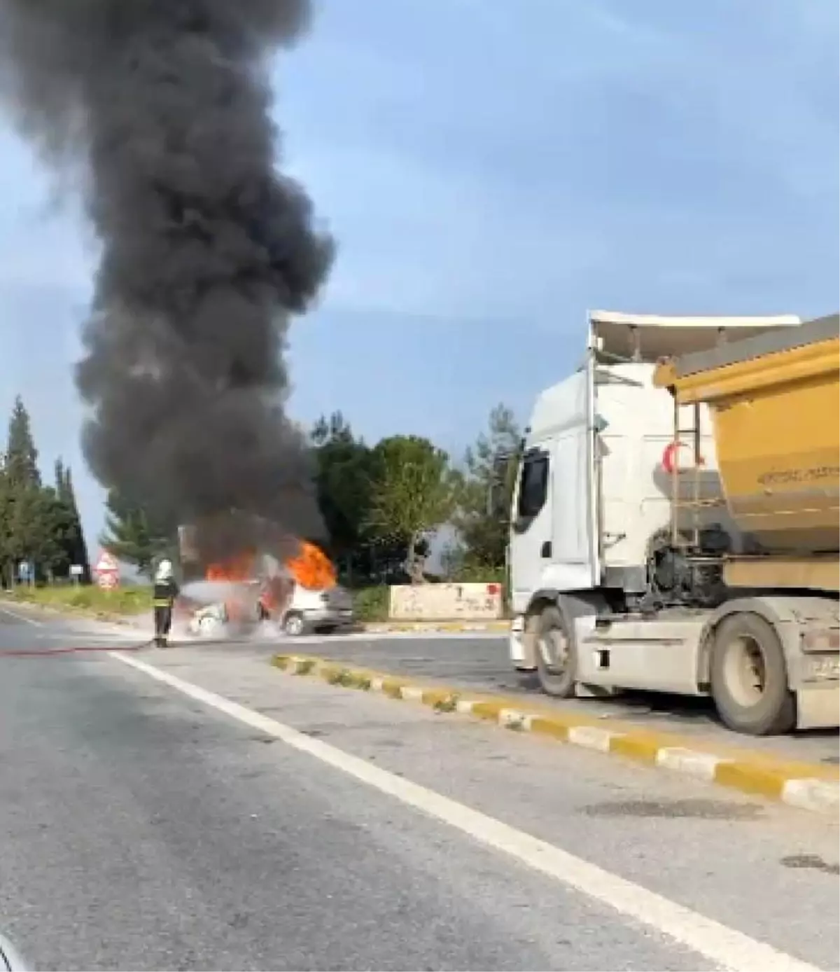 Aydın\'ın Germencik ilçesinde bir otomobil alev aldı