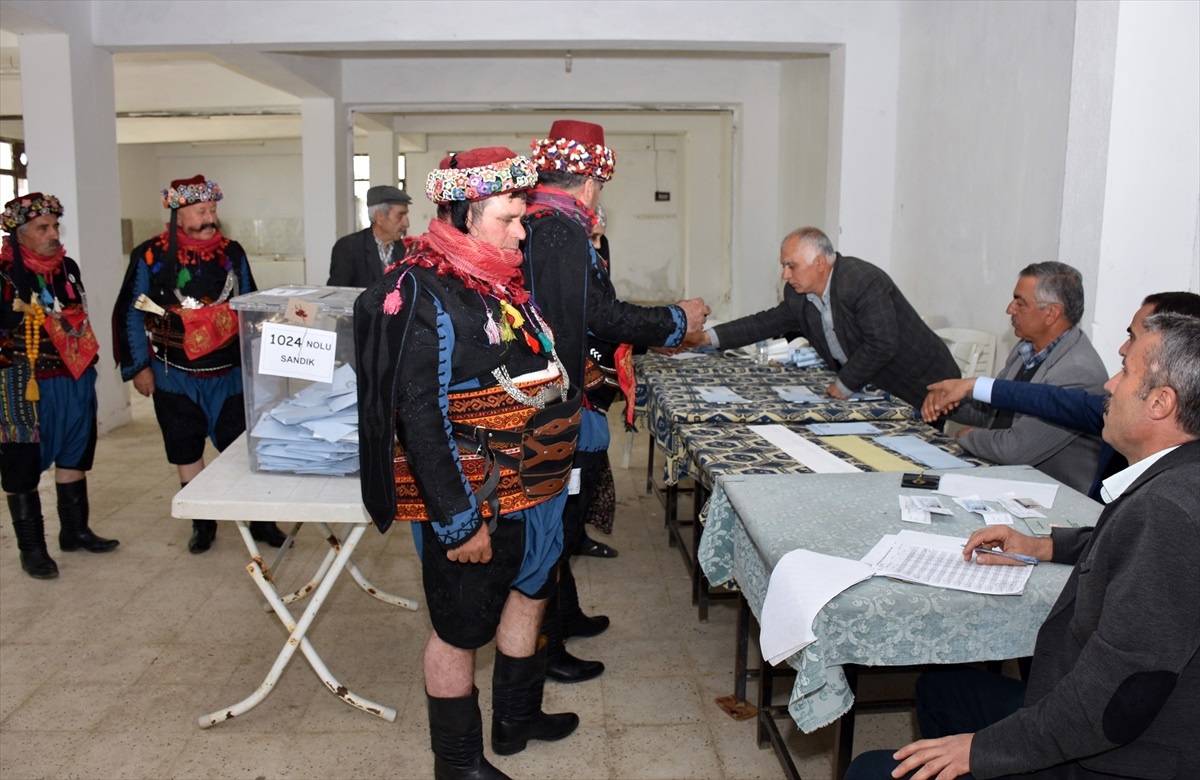 Aydın\'da Seçmenler Efe Kıyafetleriyle Sandık Başına Gitti