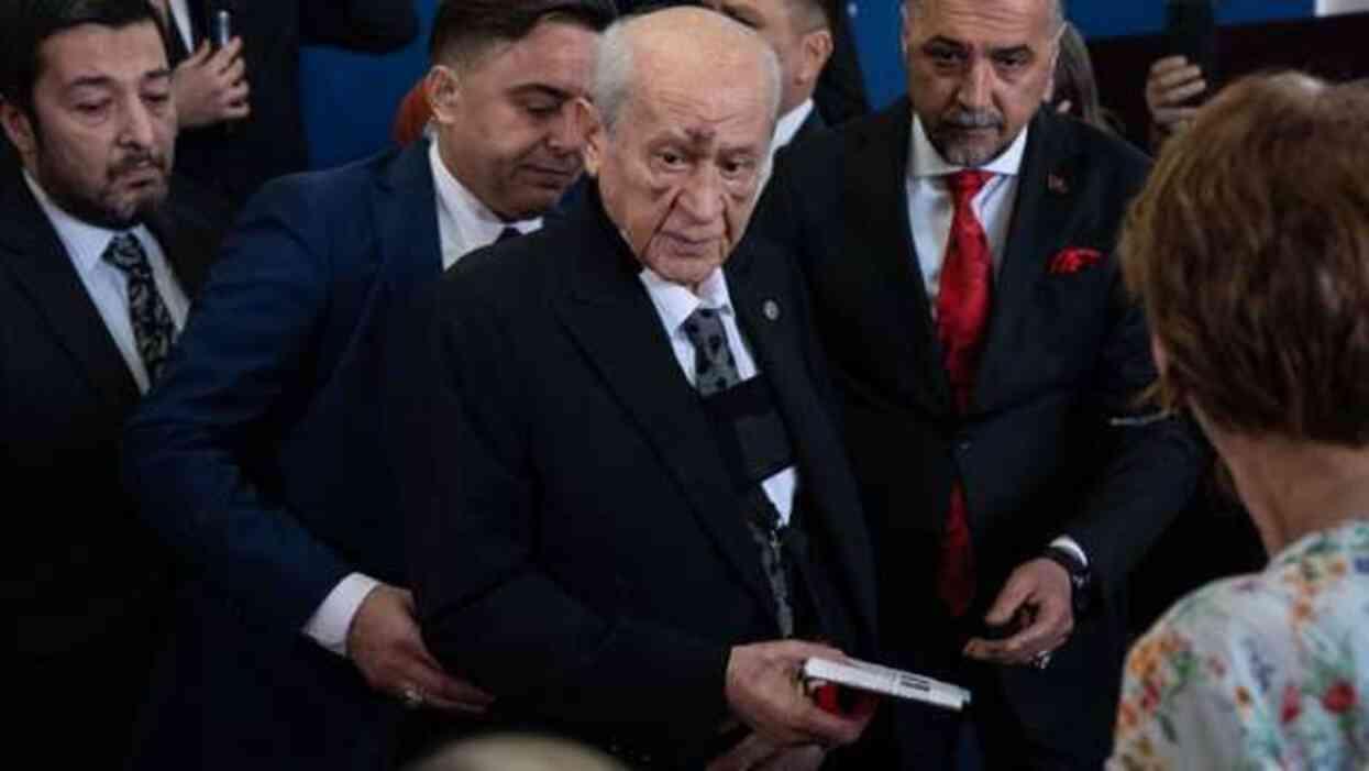 Bahçeli'nin yüzündeki morlukların nedeni belli oldu Bahçeli'nin yüzündeki morlukların nedeni belli oldu