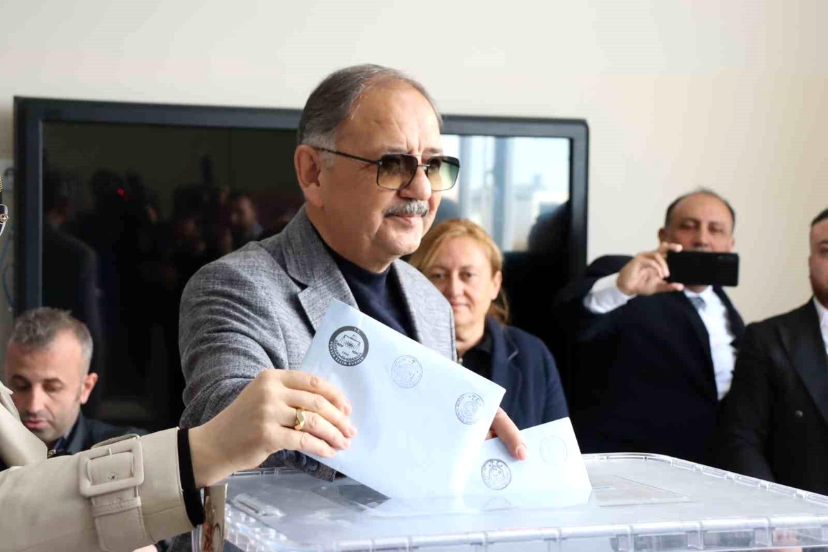 Bakan Özhaseki: İnsanların siyasi tercihi başımızın üstünde