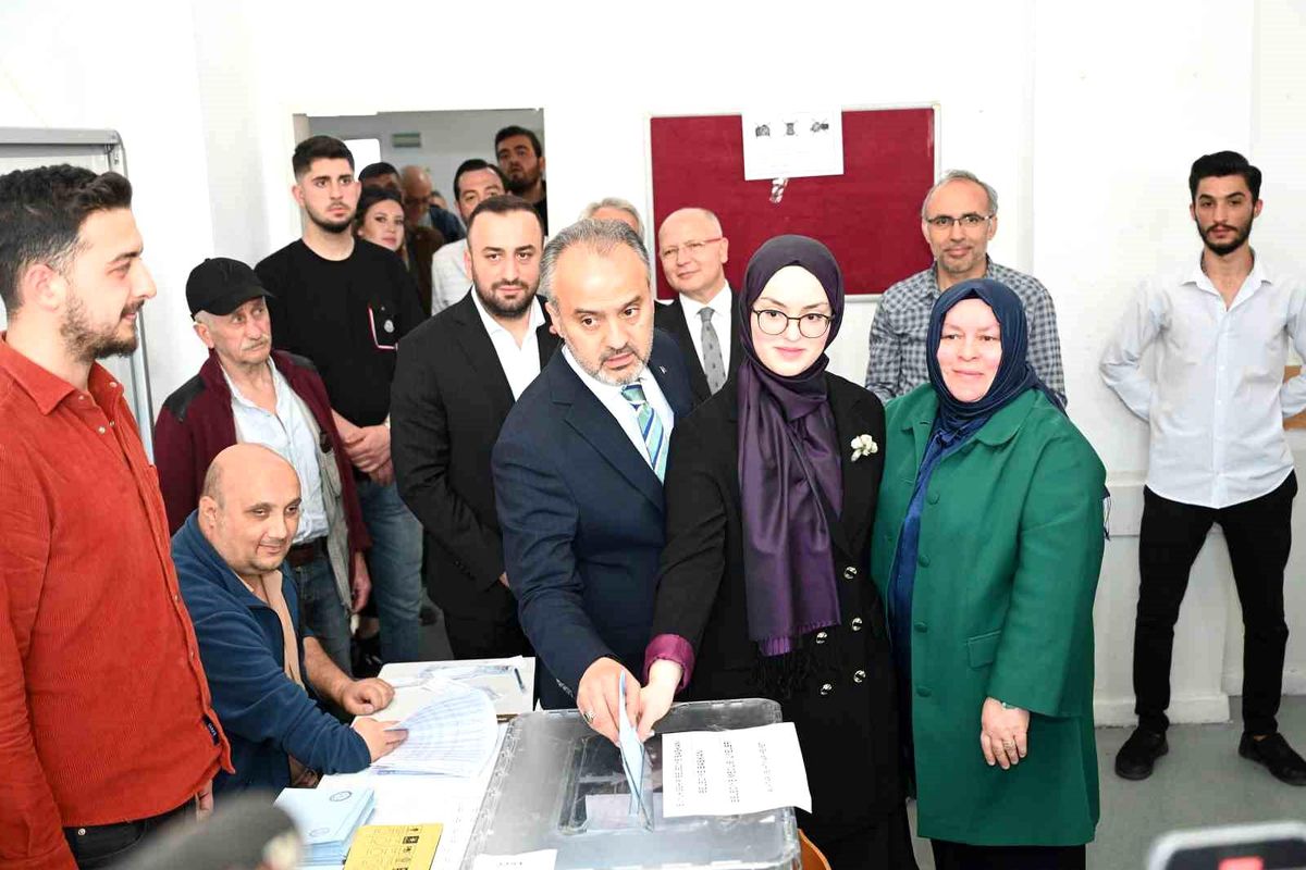 Bursa Büyükşehir Belediye Başkanı Alinur Aktaş Oyunu Kullandı