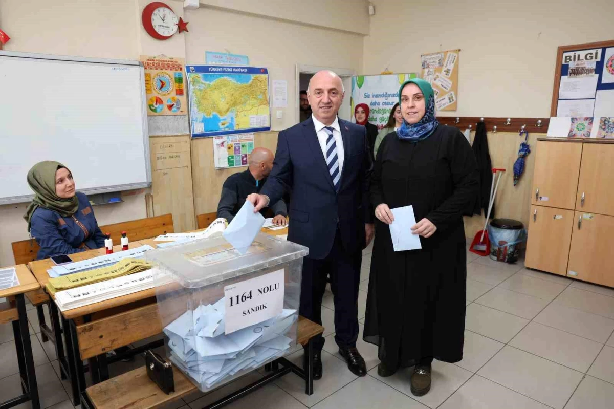 Darıca Belediye Başkanı Muzaffer Bıyık oy kullandı