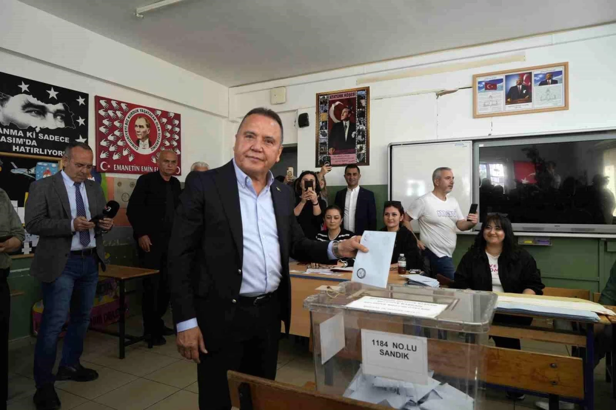 Antalya Büyükşehir Belediye Başkanı Muhittin Böcek, oy kullandı