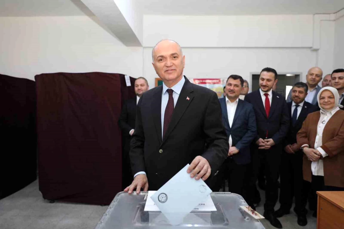 AK Parti Düzce Belediye Başkan Adayı Dr. Faruk Özlü oy kullandı