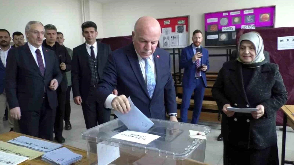 Erzurum Büyükşehir Belediye Başkanı Mehmet Sekmen Oyunu Kullandı