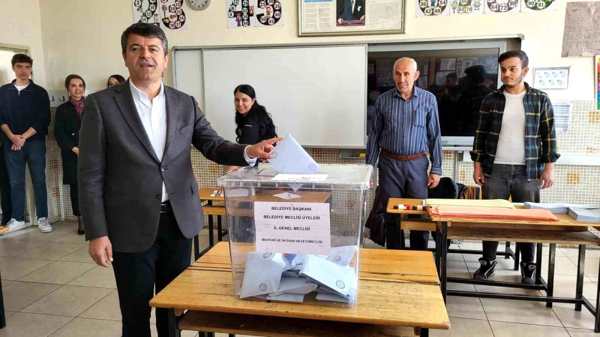 Adıyaman\'da AK Parti ve CHP Belediye Başkan Adayları Oylarını Kullandı