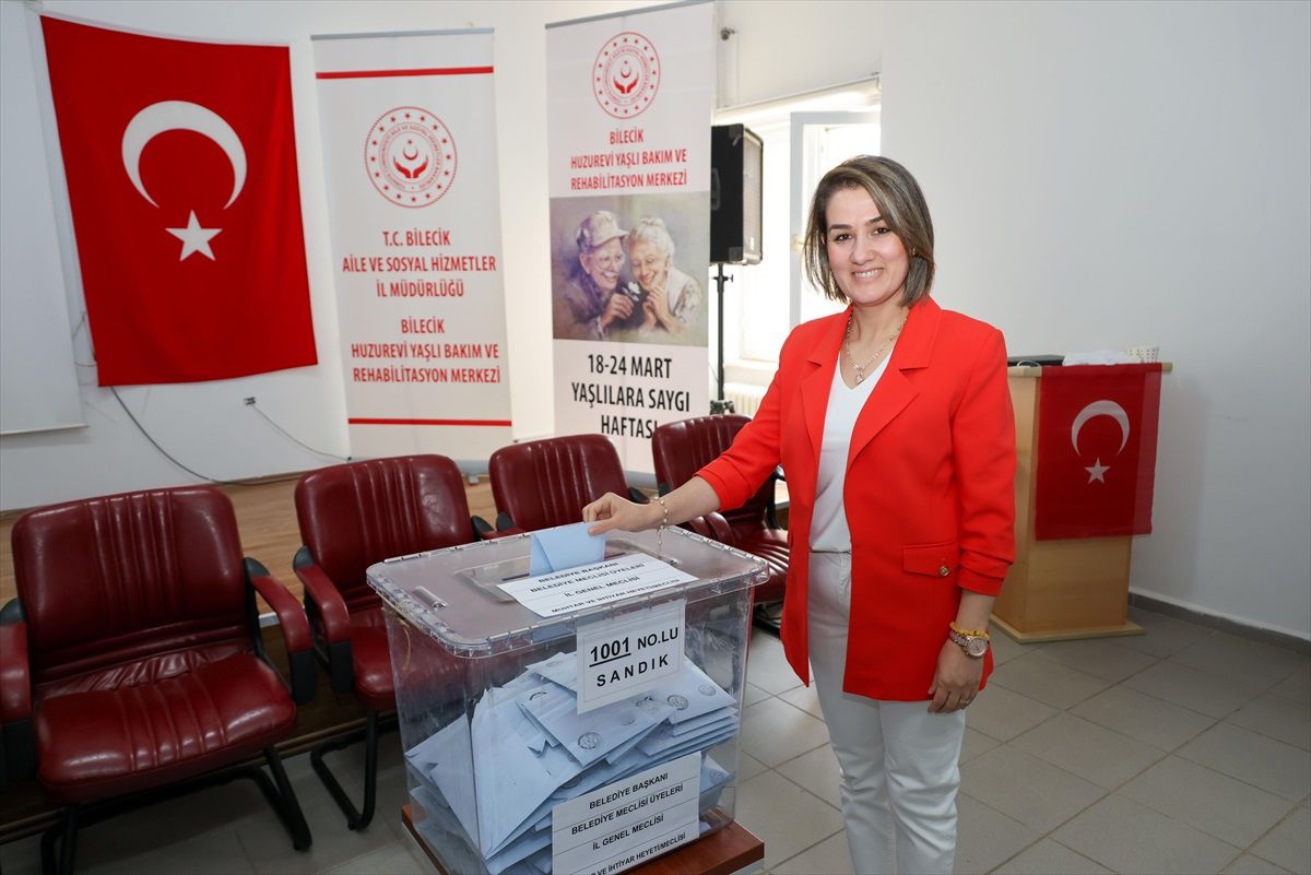 Bilecik Valisi Şefik Aygöl, Mahalli İdareler Genel Seçimleri için oyunu kullandı