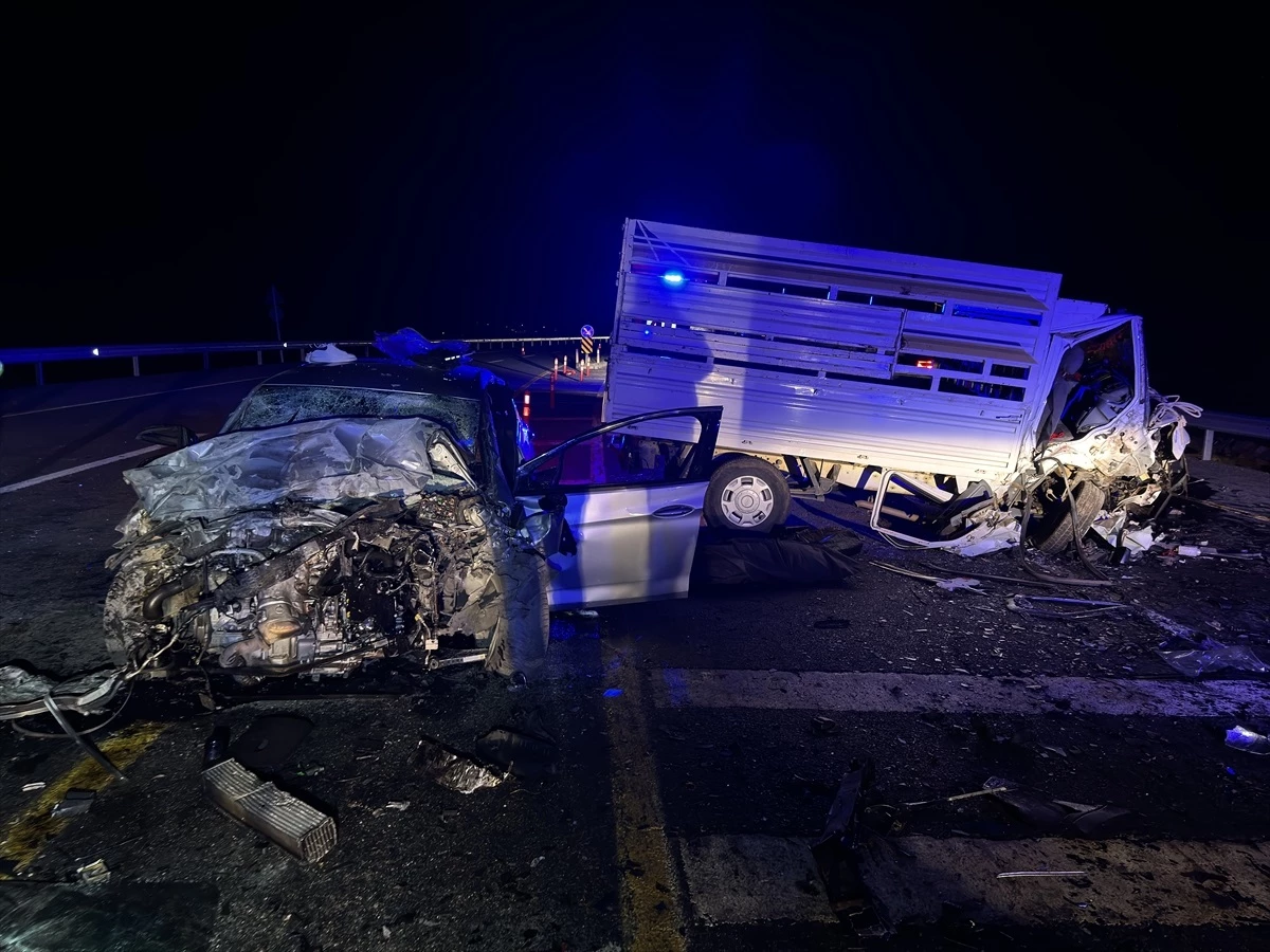 Bingöl\'de otomobil ile kamyonetin çarpıştığı kazada ölü sayısı 3\'e yükseldi