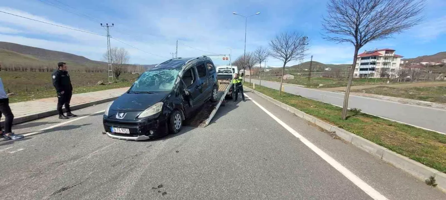 Bingöl\'de Kontrolden Çıkan Araç Takla Attı: 5 Yaralı