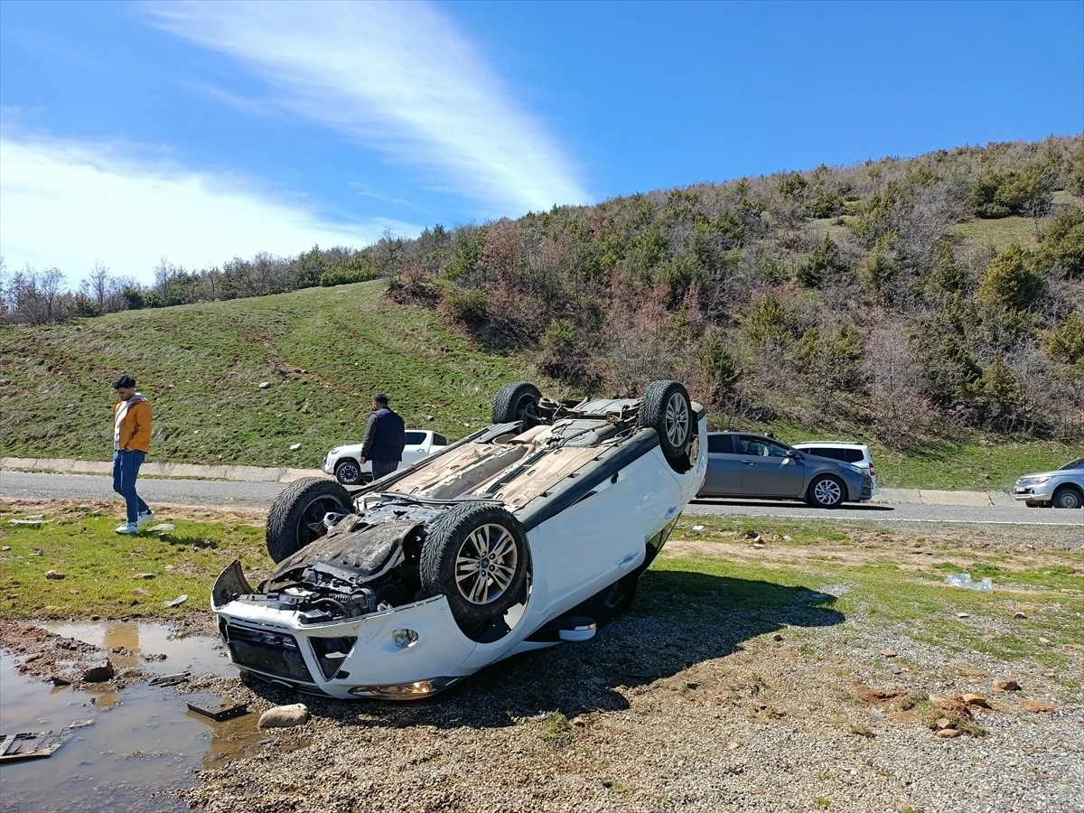 Bingöl\'ün Genç ilçesinde takla atan otomobildeki 2 kişi yaralandı