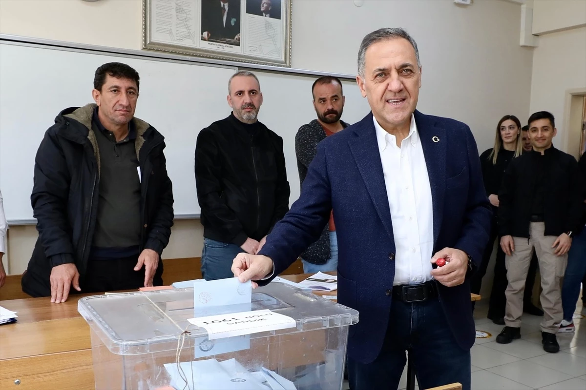 Bingöl Valisi Ahmet Hamdi Usta, Mahalli İdareler Genel Seçimleri için oy kullandı