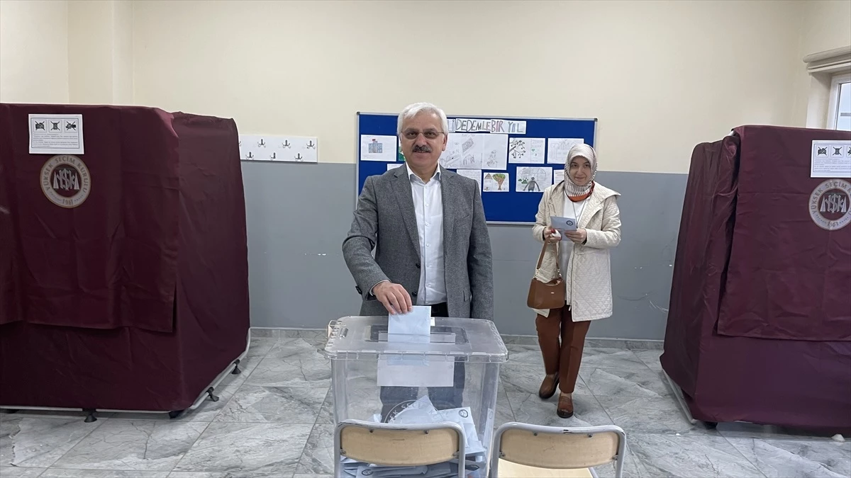 Bolu Valisi Erkan Kılıç, seçimlerde oy kullandı