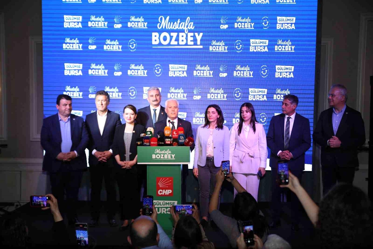 CHP Bursa Büyükşehir Belediye Başkan Adayı Mustafa Bozbey: \'Sandıklarda %15 puan önde görünüyoruz\'