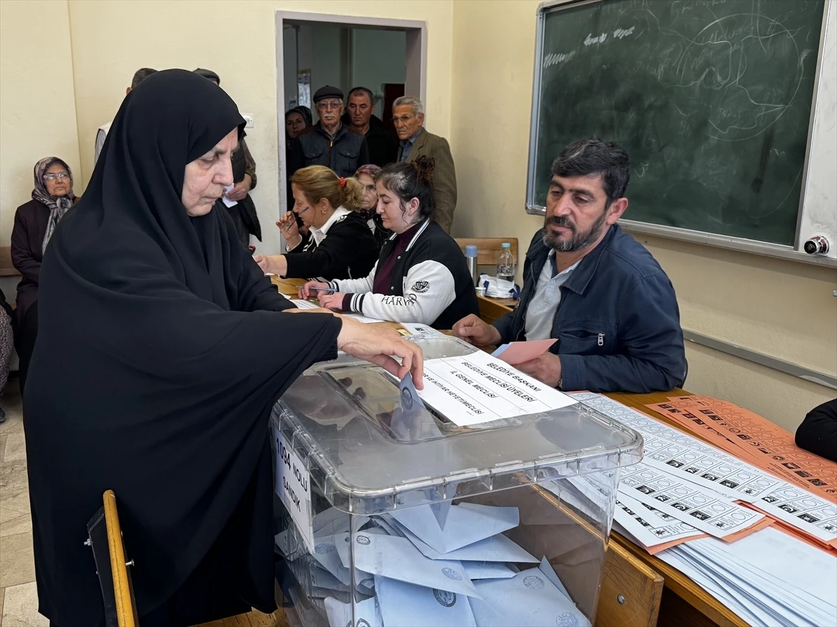 Burdur Valisi Türker Öksüz ve Belediye Başkan Adayları oy kullandı