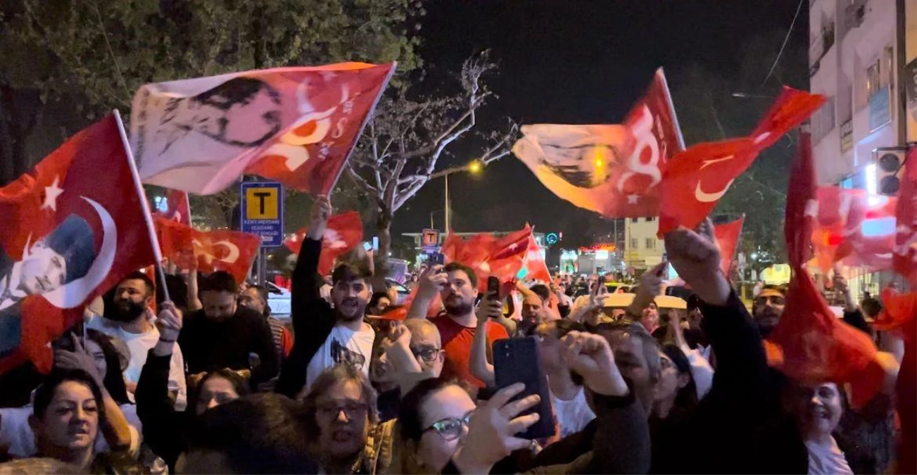 Bursa\'da CHP Zaferi: Büyükşehir Belediye Başkanı Mustafa Bozbey Kutlamalarla Karşılandı