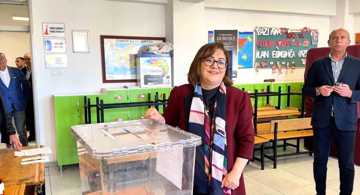 Cumhur İttifakının Gaziantep Büyükşehir Belediye Başkan Adayı Fatma Şahin oyunu kullandı