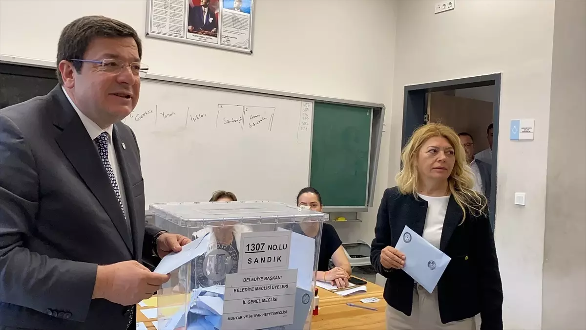 Çanakkale'de belediye başkan adayları oy kullandı