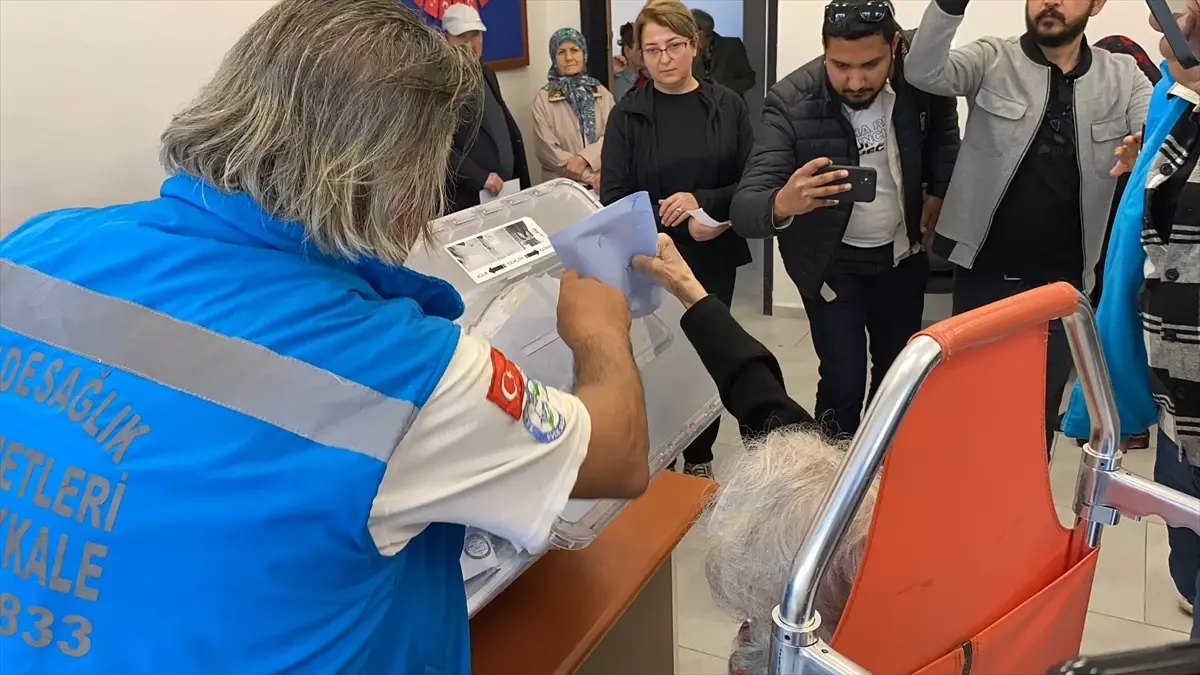 82 yaşındaki hasta, beyin kanaması sonrası operasyon geçirdiği okulda oy kullandı