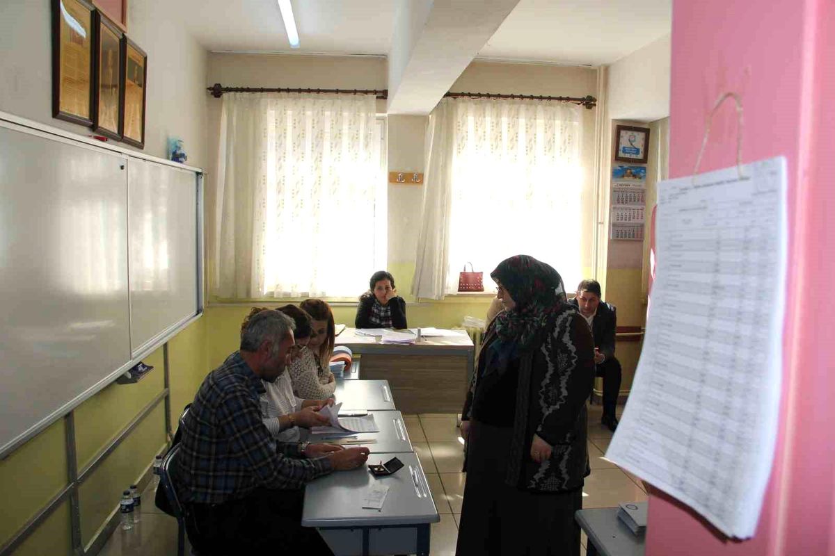 Çankırı\'da Oy Kullanma İşlemi Yoğun İlgiyle Devam Ediyor