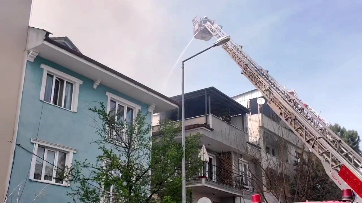 İnegöl\'de 3 Katlı Binanın Çatısında Yangın Çıktı