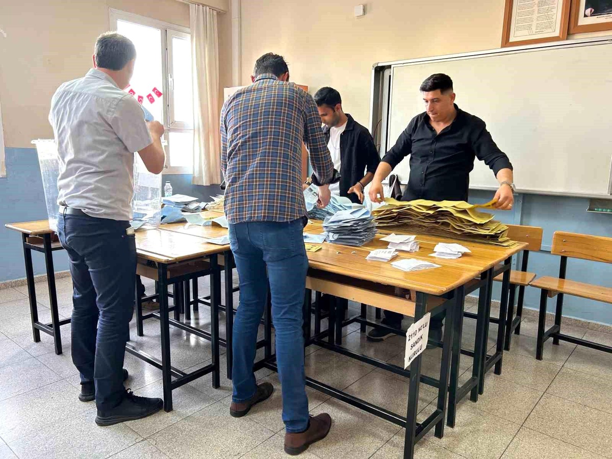 Cemil Tugay oy kullandığı sandıktan 1\'inci çıktı
