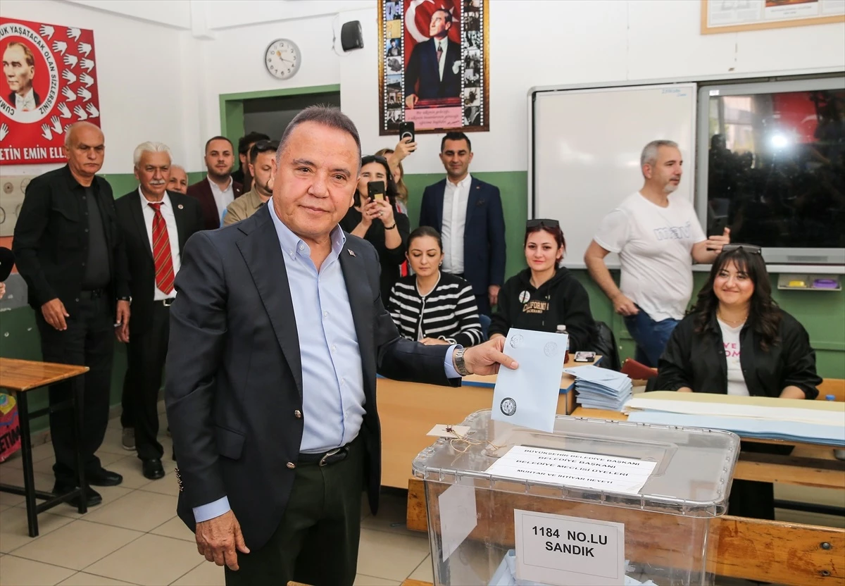 CHP Antalya Büyükşehir Belediye Başkan adayı Muhittin Böcek oy kullandı