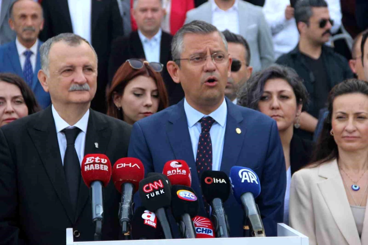 CHP Genel Başkanı Özgür Özel, Manisa\'da oy kullandı