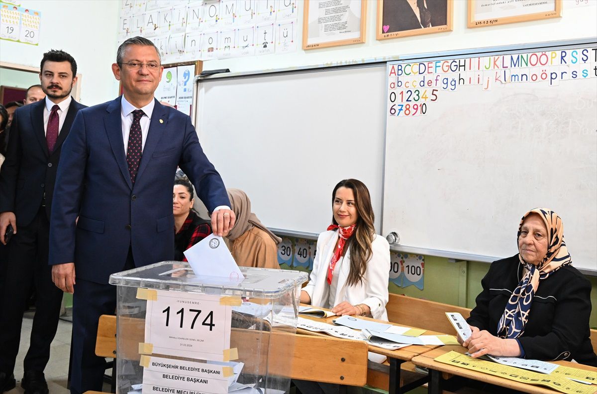 CHP Genel Başkanı Özgür Özel, Manisa\'da oy kullandı