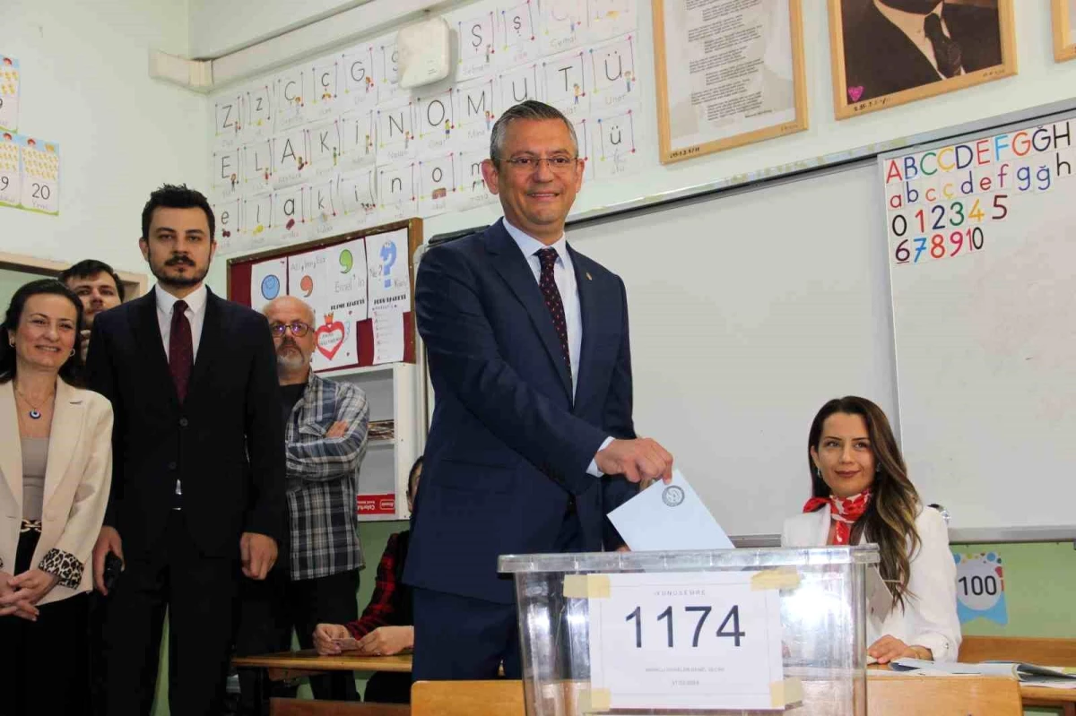 CHP Manisa Büyükşehir Belediye Başkan Adayı Ferdi Zeyrek, Özgür Özel\'in oy kullandığı sandıktan açık ara farkla birinci çıktı