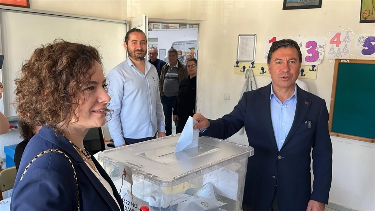 CHP Muğla Büyükşehir Belediye Başkan Adayı Ahmet Aras, Oyunu Bodrum\'da Kullandı